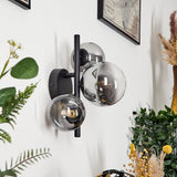 Moderne schwarze Chehalis-Wandleuchte mit 3 Glaskugeln für Wohnzimmer und Schlafzimmer 