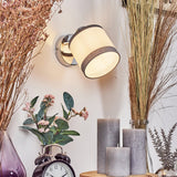 Moderne Wandleuchten mit Stoffschirm und Chromakzenten für Wohnzimmer und Schlafzimmer 