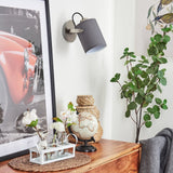 Moderne Wandleuchte mit Stoffschirm, mattnickel- und schwarzen Akzenten für Wohnzimmer und Schlafzimmer 