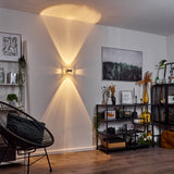 Moderne Hofstein Sapri Außenwandleuchte in Mattnickel für Terrassen und Eingänge, Up and Down 