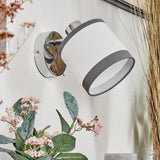 Moderne Wandleuchten mit Stoffschirm und Chromakzenten für Wohnzimmer und Schlafzimmer 