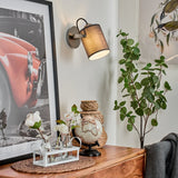 Moderne Wandleuchte mit Stoffschirm, mattnickel- und schwarzen Akzenten für Wohnzimmer und Schlafzimmer 