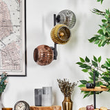 Moderne Wandleuchte mit geripptem Glasglobus und schwarzem Metallrahmen – Mehrfarbige Töne für Wohnzimmer und Schlafzimmer 