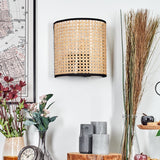 Boho Rattan Wandleuchte mit perforiertem Design und schwarzem Metallrahmen für Wohnzimmer und Schlafzimmer 