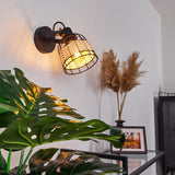 Boho Rattan & schwarze Metallkäfig-Wandleuchte mit verstellbarem Kopf – Maße enthalten für Wohnzimmer und Schlafzimmer 