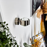 Moderne Hofstein Sapri Außenwandleuchte in Mattnickel für Terrassen und Eingänge, Up and Down 