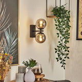 Moderne schwarze Remaisnil-Wandleuchte mit zwei Glaskugeln und Rauchglas für Wohnzimmer und Schlafzimmer 