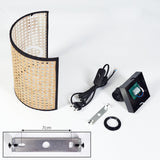 Boho Rattan Wandleuchte mit perforiertem Design und schwarzem Metallrahmen für Wohnzimmer und Schlafzimmer 