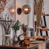 Moderne Wandleuchte Gastor mit Rauchglas-Globus für Wohnzimmer und Schlafzimmer 