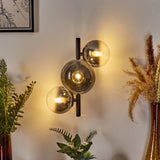 Moderne schwarze Chehalis-Wandleuchte mit 3 Glaskugeln für Wohnzimmer und Schlafzimmer 