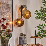 Moderne Wandleuchte mit geripptem Glasglobus und schwarzem Metallrahmen – Mehrfarbige Töne für Wohnzimmer und Schlafzimmer 