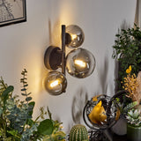 Moderne schwarze Chehalis-Wandleuchte mit 3 Glaskugeln für Wohnzimmer und Schlafzimmer 