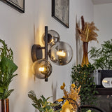 Moderne schwarze Chehalis-Wandleuchte mit 3 Glaskugeln für Wohnzimmer und Schlafzimmer 