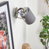 Moderne Wandleuchte mit Stoffschirm, mattnickel- und schwarzen Akzenten für Wohnzimmer und Schlafzimmer 