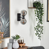 Moderne schwarze Remaisnil-Wandleuchte mit zwei Glaskugeln und Rauchglas für Wohnzimmer und Schlafzimmer 