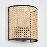 Boho Rattan Wandleuchte mit perforiertem Design und schwarzem Metallrahmen für Wohnzimmer und Schlafzimmer 
