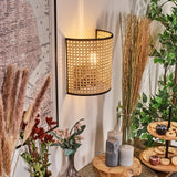 Boho Rattan Wandleuchte mit perforiertem Design und schwarzem Metallrahmen für Wohnzimmer und Schlafzimmer 