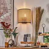 Boho Rattan Wandleuchte mit perforiertem Design und schwarzem Metallrahmen für Wohnzimmer und Schlafzimmer 