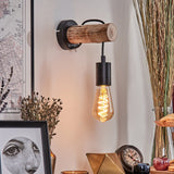 Rustikale Wandleuchte im nordischen Stil Yaak mit natürlichem Holz für Wohnzimmer und Schlafzimmer 