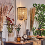 Boho Rattan Wandleuchte mit perforiertem Design und schwarzem Metallrahmen für Wohnzimmer und Schlafzimmer 