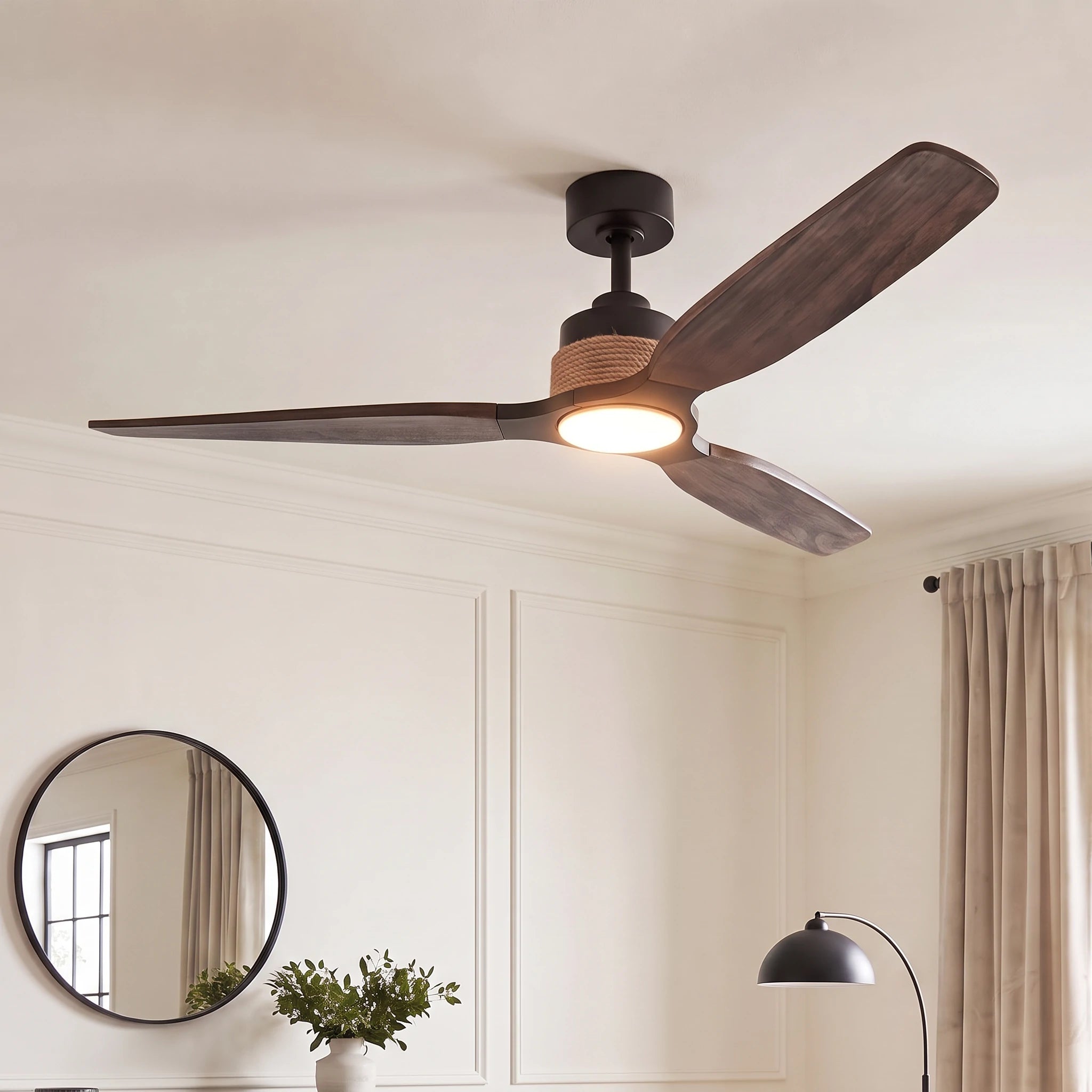 Moderner Deckenventilator aus dunklem Holz mit integrierter Beleuchtung