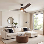 Moderner Deckenventilator mit Holzflügeln und integrierter Leuchte in einem hellen Wohnzimmer