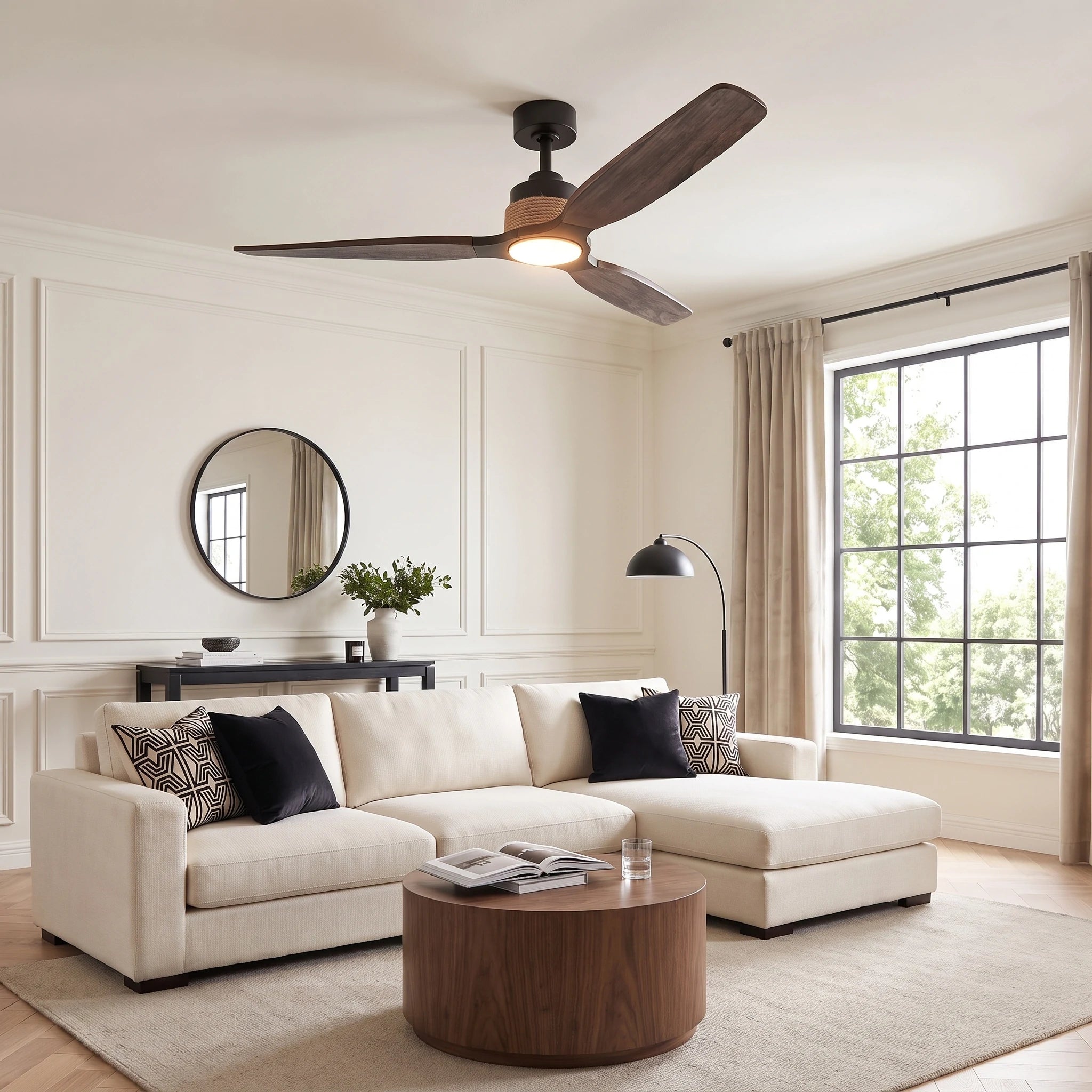 Moderner Deckenventilator mit Holzflügeln und integrierter Leuchte in einem hellen Wohnzimmer