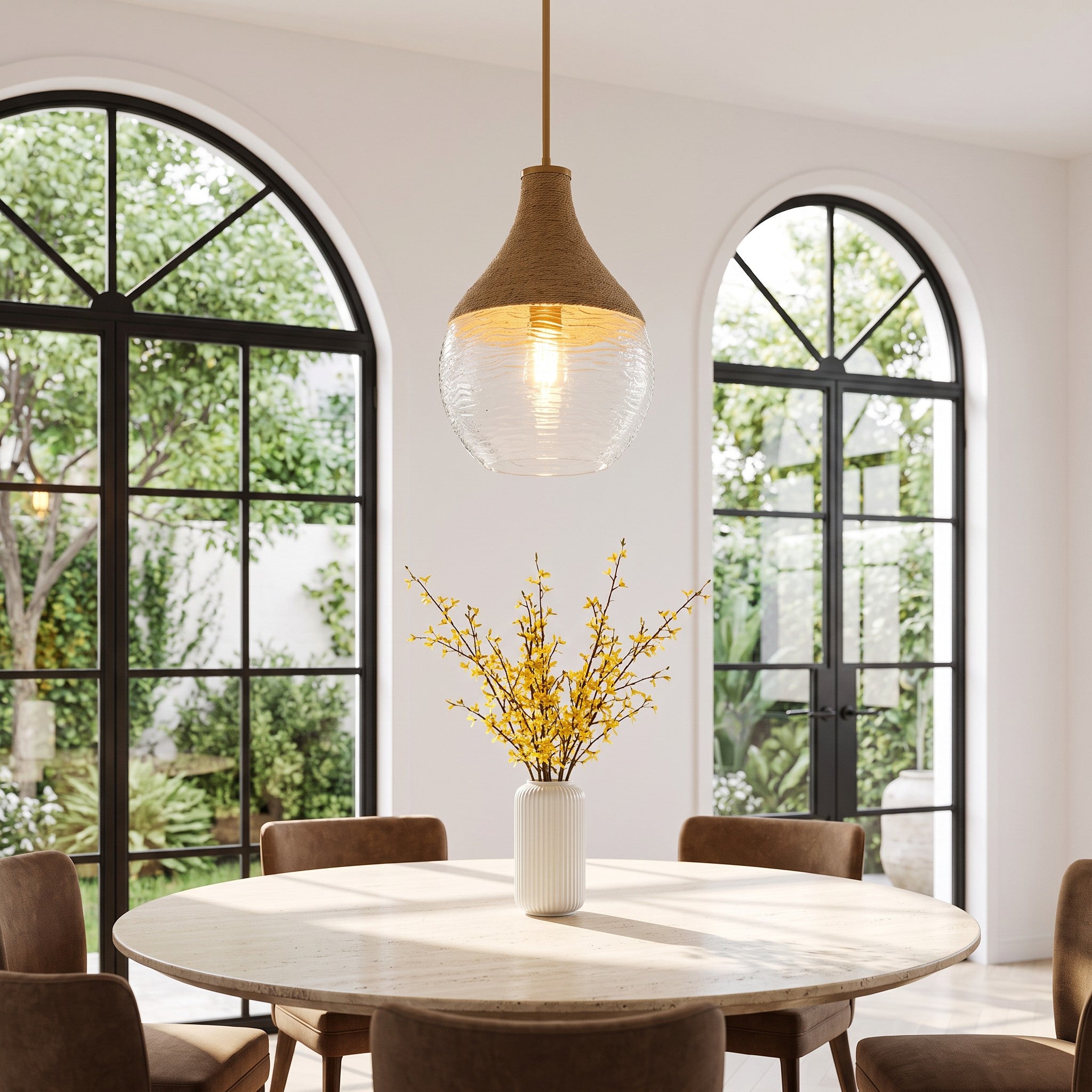 Moderne Pendelleuchte mit Glasschirm und Jutesockel über einem runden Esstisch