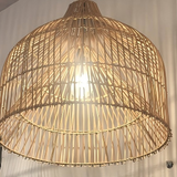 Glockenförmige Deckenleuchte aus Rattan – Vertikales Flechtdesign für warme Wohnräume 