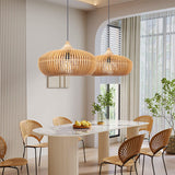 Rustikale Holzpendelleuchte im Landhausstil für die Kücheninsel 