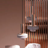 Pendelleuchte aus Naturmarmor mit Aluminiumsockel und LED-Deckenleuchte 